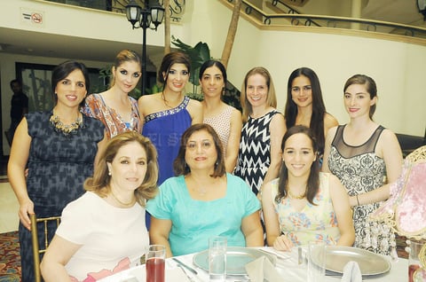 Ana Patricia con sus amigas