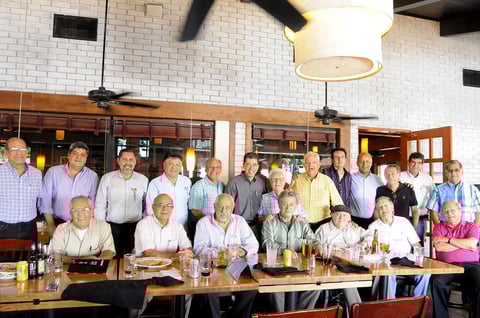02072015 AMENA CONVIVENCIA.  Gratos momentos disfrutaron un grupo de arquitectos en su restaurante favorito.