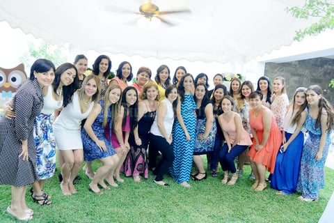 02072015 FUTURA MAMá.  Carla Macías en compañía de las asistentes a su baby shower.