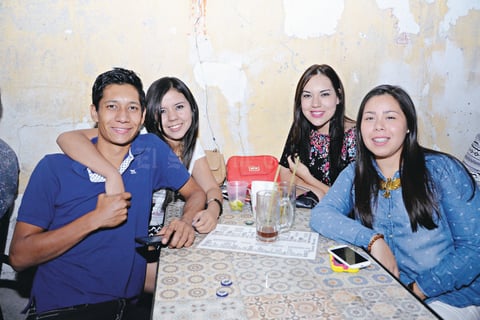02072015 SE DIVIERTEN.  Pedro, Diana, Angie y Anilú.