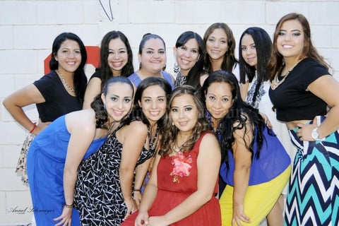 04072015 Amigas y familiares le desearon lo mejor para su futura vida de casada.