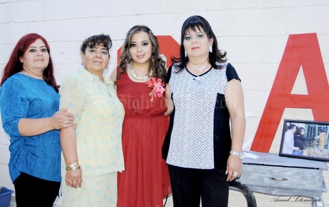 04072015 La futura contrayente disfrutó al máximo su fiesta en compañía de sus anfitrionas.