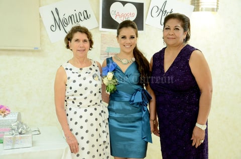 04072015 Las organizadoras de esta bellísima fiesta prenupcial lucieron muy contentas junto a la festejada.