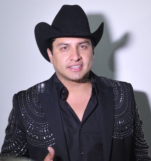 Antes de su presentación, Julión Álvarez ofreció una rueda de prensa en donde manifestó sentirse contento por el recibimiento que le dan cada vez que pisa tierras laguneras.