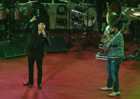 Julión Álvarez compartió el escenario con ‘Cheque’, quien toca la tuba, al cantar La planta y Sufre mamón.