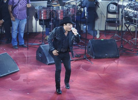 La velada seguía a ritmo de música norteña. Dime, fue de las primeras canciones coreadas de principio a fin por los fans. Siguió La María y El bombón, el cual puso de pie a todo el público, quienes algunos bailaron en su lugar.