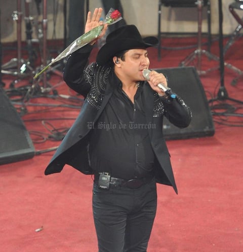 Aunque era la primera vez de que Julión se presentaba en el Palenque de la Feria, no fue impedimento para que agotara los boletos; como es su costumbre siempre que visita la región.