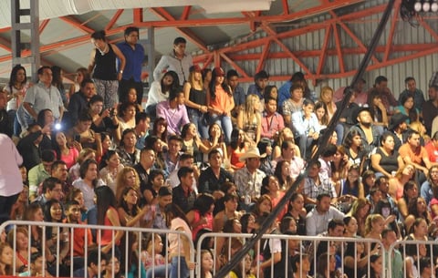 Agotado.Miles de laguneros abarrotaron el Palenque de la Expo Feria de Gómez Palacio.