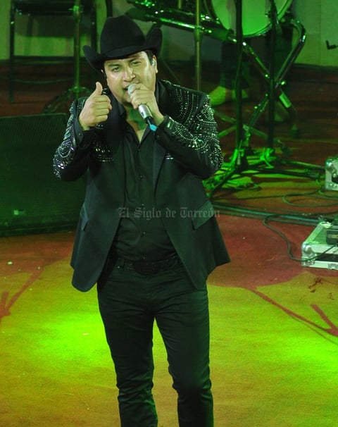 Y fue así, tema con el que Julión Álvarez arribó al redondel del Palenque puso a cantar a los laguneros.