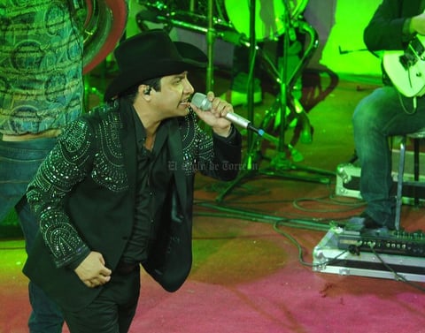 Tres horas fueron suficientes para que Julión Álvarez pusiera a cantar y bailar a miles de laguneros.