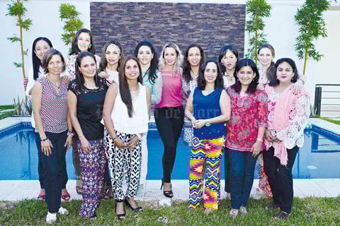 06072015 CAMBIA DE RESIDENCIA.  Gina de Maturino con sus amigas.