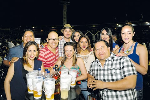 06072015 AMIGOS.  Dafne, Édgar, Ricardo, Elías, María, Chuya, Vero, Silvia, José y Dennis.