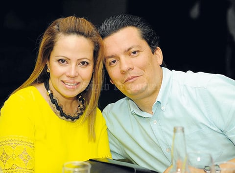 06072015 POSAN PARA LA FOTO.  Gloria y Sergio.