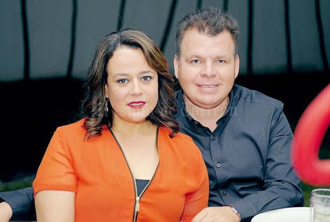 06072015 ASISTEN A FESTEJO.  Alejandra y Carlos.