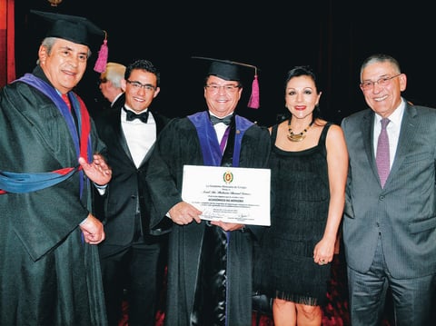 05072015 Acompañando al Dr. Bernal durante su ingreso a la Academia Mexicana de Cirugía, el Dr. Jorge Cervantes, Alma Lee de Bernal, Lic. Roberto Bernal Lee y Lic. Javier Cantú.