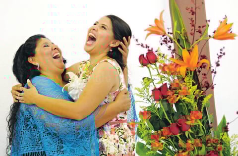 05072015 DICE ADIóS A SU SOLTERíA.  Brenda Muñoz Martínez con su mamá, Olga Martínez.
