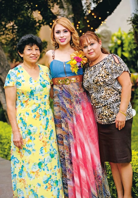05072015 Bellos momentos vivió la festejada al lado de su mamá y su futura suegra, quienes le dieron los mejores consejos para su futuro matrimonio.