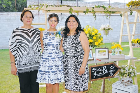 05072015 CERCA DEL ALTAR.  Edith Montserrat acompañada de María Teresa Rebolloso y Paty Salas en su despedida de soltera.