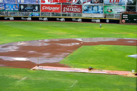 La lluvia originó que se suspendiera el primer desafío de la serie entre Vaqueros Laguna y Rieleros de Aguascalientes.