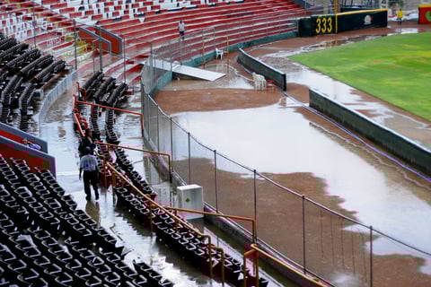 El torrencial aguacero afectó el terreno de juego del Estadio de la Revolución.