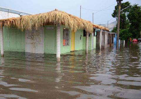 Tormenta. El agua dejó inútiles las entradas de las casas en diversas colonias del sur y oriente de la ciudad.