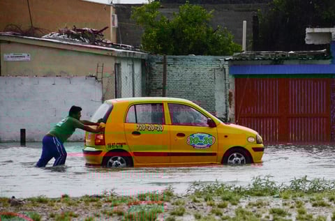 Problemas. Varios automóviles no pudieron con el agua acumulada y dejaron de funcionar.