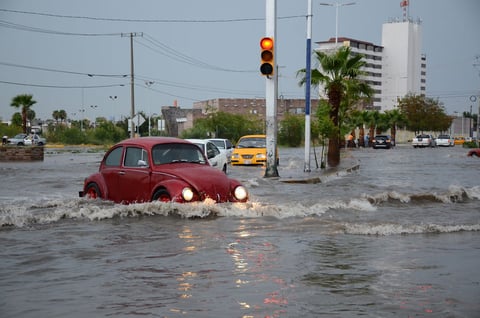 La lluvia que azotó a la Comarca Lagunera, principalmente el sur y oriente de Torreón, y que estuvo acompañada por fuertes ráfagas de viento y granizo, provocó serias afectaciones.