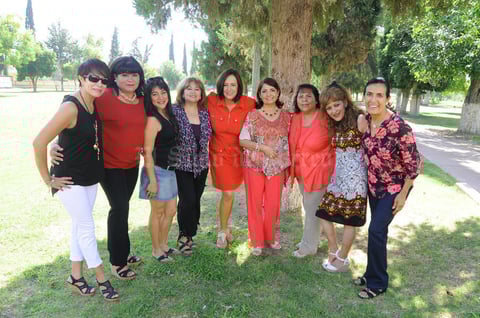07072015 CELEBRAN UN AñO MáS.  Estela Morales y Verónica Vega en compañía de sus amigas del gimnasio.