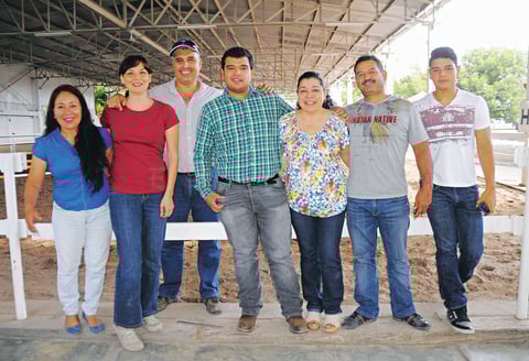 07072015 LA FOTO DEL RECUERDO.  Nicol, Jessica, Ernesto, Santos, Connie, Santos jr. y José Manuel.