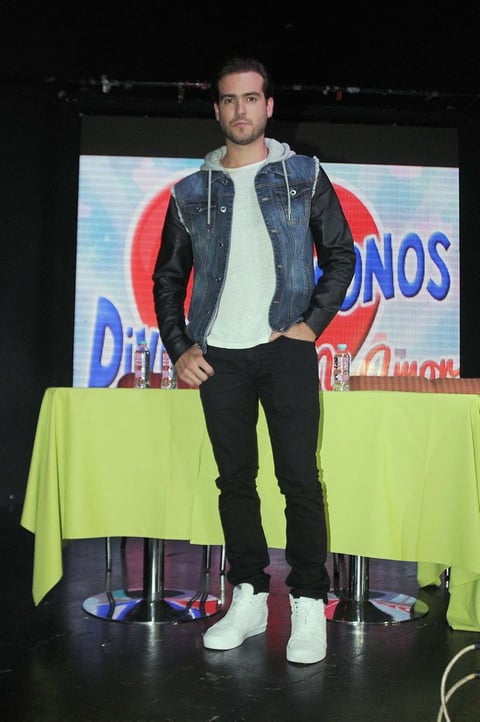 Pablo Lyle posó ante los medios en la presentación del nuevo elenco.