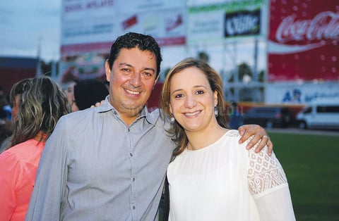 09072015 DISFRUTAN CONCIERTO.  Luis y Cristy.