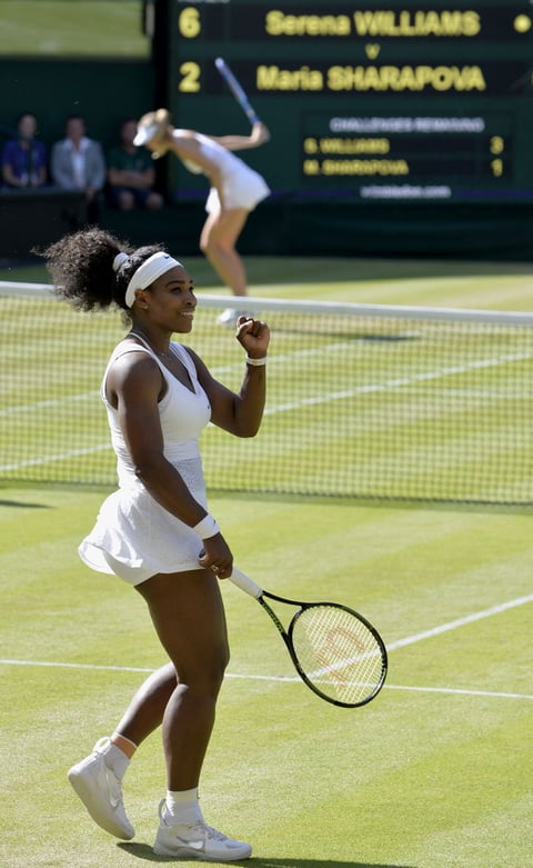 Serena levantó el brazo para cerrar el partido con un 6-4 para lograr el boleto a la final.