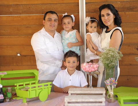 Bárbara con sus papás, Francisco Suárez y Lupita Soto, y sus hermanos, Francisco y Regina.