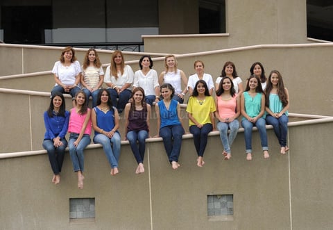 Amigas y graduadas acompañadas de sus mamás.