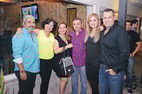 10072015 EN RECIENTE INAUGURACIóN.  Javier, Lulú, Raquel, Igor, Denisse y Alfredo.