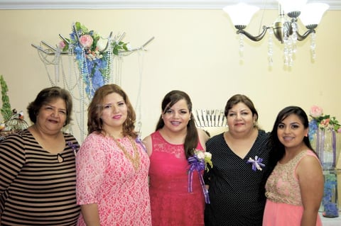 11072015 Gratos momentos vivió Nancy Sanjuana Medina Carbajal, junto a las organizadoras de este gran festejo.