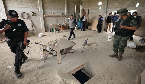 La procuradora General de la República inspeccionó el túnel por donde escapó el narcotraficante, al igual que la casa en obra negra a la que desemboca en la colonia Santa Juanita.