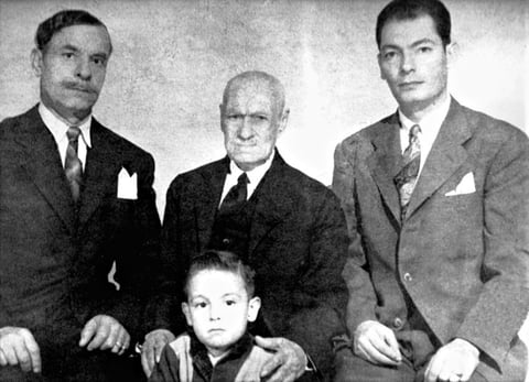 Fotografía de 1946: a la izquierda, Don Antonio Chaul, de 62 años; al centro, Don Pablo Chaul, de 105 años; a la derecha, Don Pablo Chaul, de 26 años, y el niño Don Leonel Chaul Chamut, a la edad de 5 años.