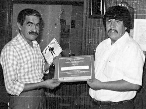 Humberto Rodríguez Aguilar, periodista de Miguel Auza, Zac., en representación de la Asociación Civil Dr. José María Cos, en 1990, hizo entrega del diploma y disco a Armando Borjón Parga (f), coordinador de noticiarios de Núcleo Radio Centro de Cd. Juárez, Chih., por su colaboración en el concurso nacional de corridos alusivos a la visita papal a México de S.S. Juan Pablo II.