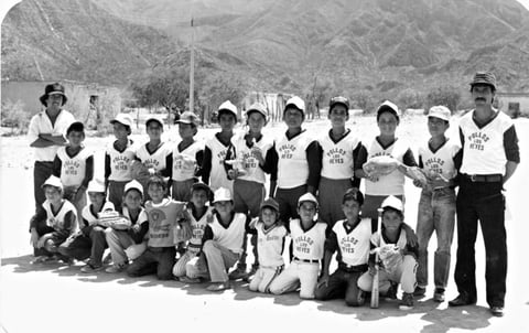 Equipo de Beisbol Pollos Los Reyes, dirigido por Enrique Rodríguez, que impulsó el deporte a nivel infantil y juvenil en 1987, en el municipio de Lerdo, Dgo.