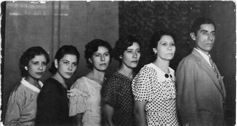 Familia Ibarra Delgado. De izq. a derecha: Enriqueta (f), Amparo (f), Eva (f), Filomena (f), Alejandrina (f) y Blas (f), hace varias décadas.