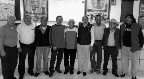 Grupo de ex trabajadores de CEMEX en su reunión mensual del primer sábado de cad mes en el Salón Sindical: Jacinto Martínez, Ángel Juárez, Pedro Recio, Luis Covarrubias, Diego Contreras, Martín Vázquez, Santiago Zamarripa y Nicolás Medrano