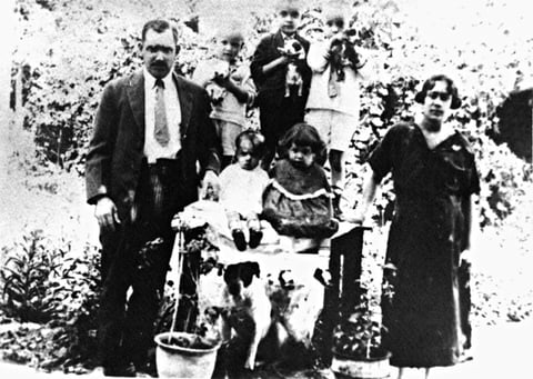 Sr. Antonio Rimada Nosti (f) y Sra. Antonia Cázares de Rimada (f) con sus hijos: Manuel (f), Belarmino (f), Moisés (f), Beatriz (f) y Antonio (f), en 1925.