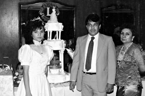 Diana, acompañada de sus papás, Carlos y Estela, en su fiesta de XV años en abril de 1989.