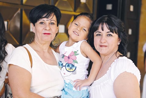 12072015 EN FAMILIA.  Claudia, Silvia y Nicole.