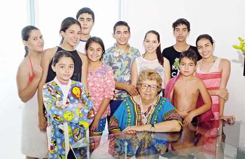 12072015 CELEBRA SU CUMPLE.  Ninfa Villarreal acompañada de sus nietos.