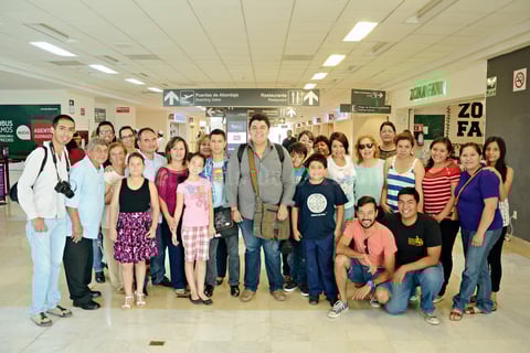 12072015 Antes de partir, Gerardo y Jacob se tomaron la foto del recuerdo con familiares, amigos y personal del Centro de Estudios Musicales de Torreón.