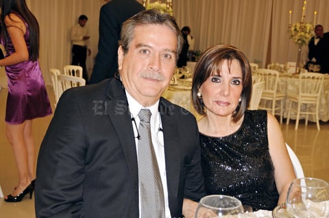 12072015 EN PAREJA.  Alejandro Ramos y Gaby Suárez.