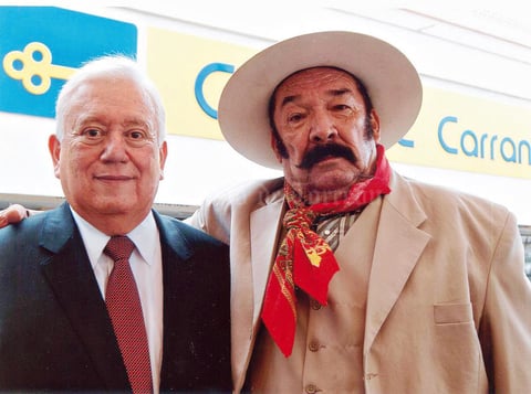 12072015 DEL RECUERDO.  En la conmemoración del centésimo primer aniversario del Pacto de Torreón, José Manuel Huerta Rodríguez se caracterizó como el Gral. Francisco Villa. A su lado, aparece el Dr. Jesús Sotomayor Garza, quien dio a conocer los pormenores de esta conmemoración.