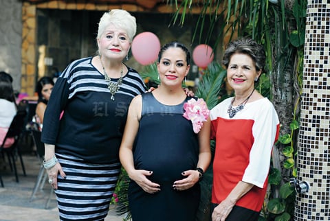 12072015 BABY SHOWER.  Edith Quiñones Aguilera acompañada de las organizadoras de su fiesta de canastilla, Yolanda Aguilera de Quiñones y Yolanda Villarreal de Montañez.